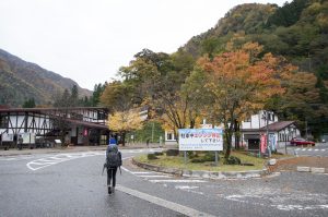 立山駅前は紅葉中