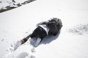 雪合戦を仕掛けてきておいて、逃げるときにハマって派手に転ぶ女。なんだチミは