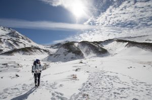 さあ、温泉入りに行こう。後ろから雪をぶつけてくる悪ガキ