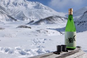 瓶ごと日本酒を持ってきた希子氏。中身は完全におっさんだ。TOAKSのおちょこがかわいい