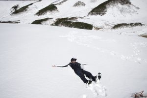 ココでやれと言われた場所が思いのほか雪が薄く、軽トラに跳ねられたぐらいの衝撃が首に！！ほげッ！